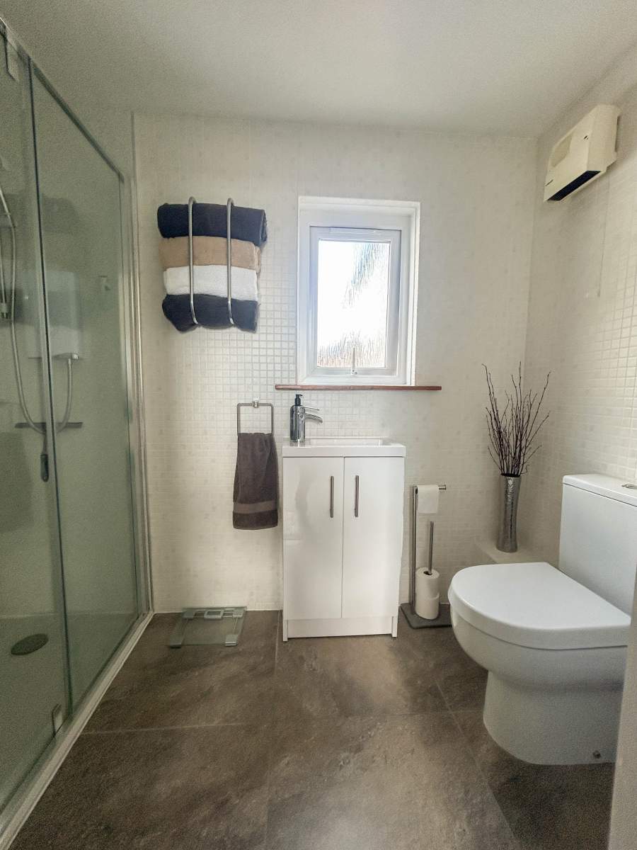 Shower room in the utility room at Gleann Síth House