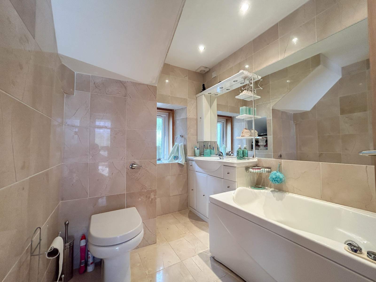Feature bathroom with a full-size bath at Gleann Síth House